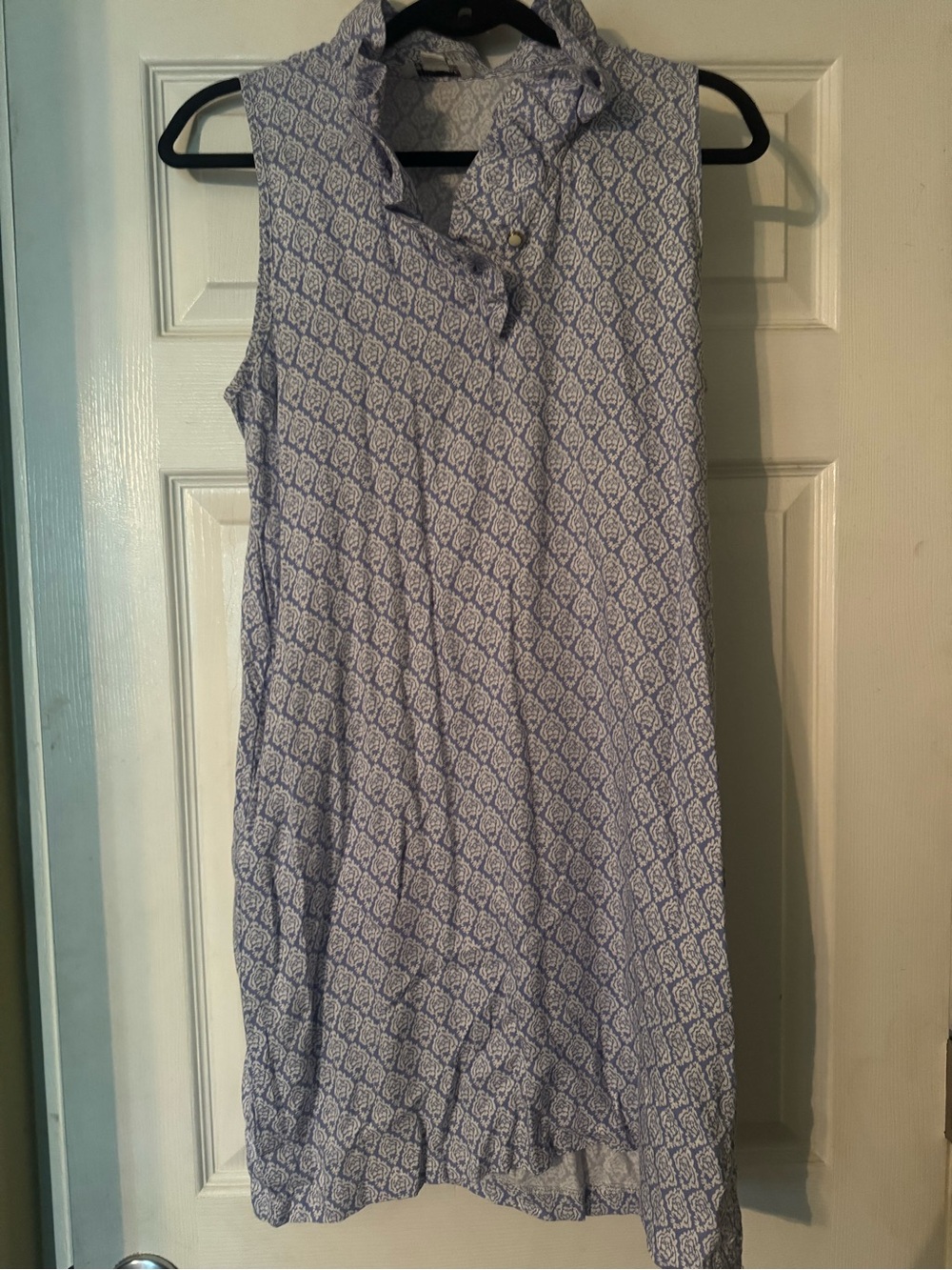Sleeveless Collared Shift Dress in Light Blue Pattern